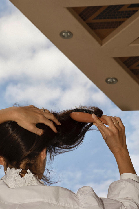 femme avec une petite brosse à cheveux en poils de sanglier