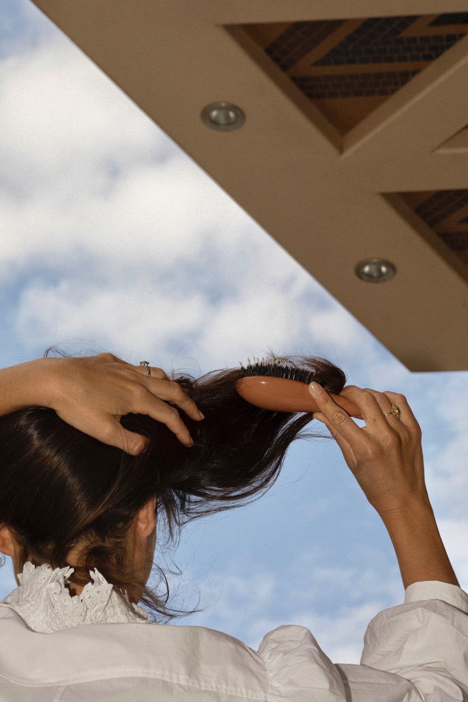 femme avec une petite brosse à cheveux en poils de sanglier