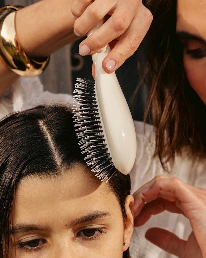 Assainir les cheveux gras avec le brossage