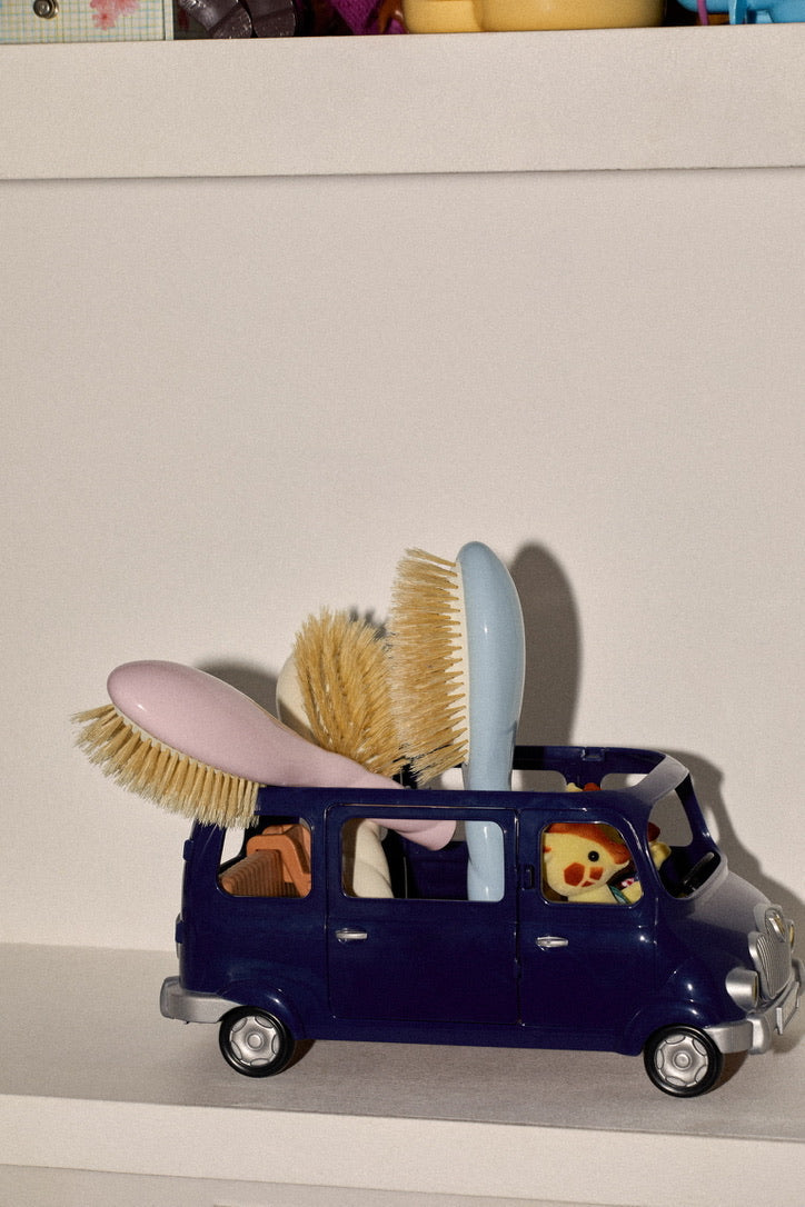 Brosse à cheveux bébé : un cadeau de naissance rempli de tendresse