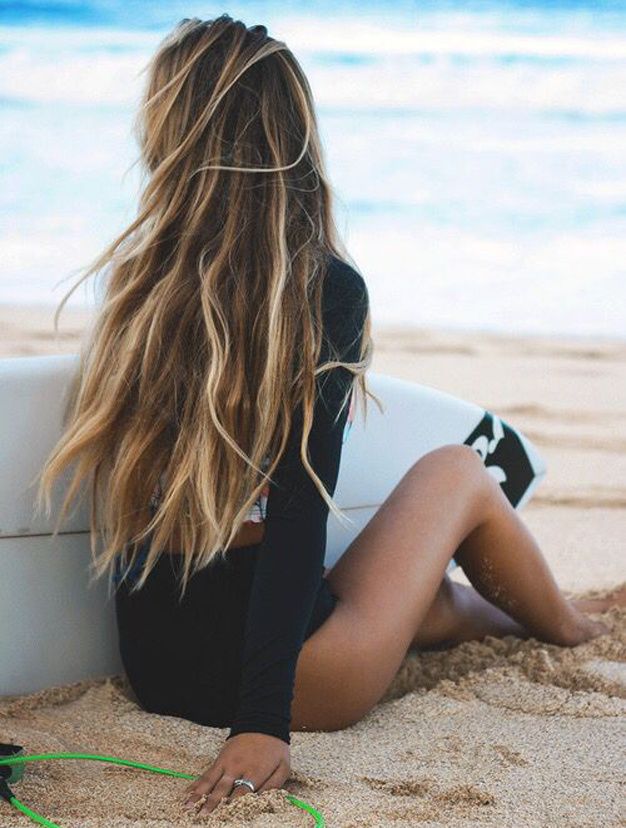 femme long cheveux blond surf