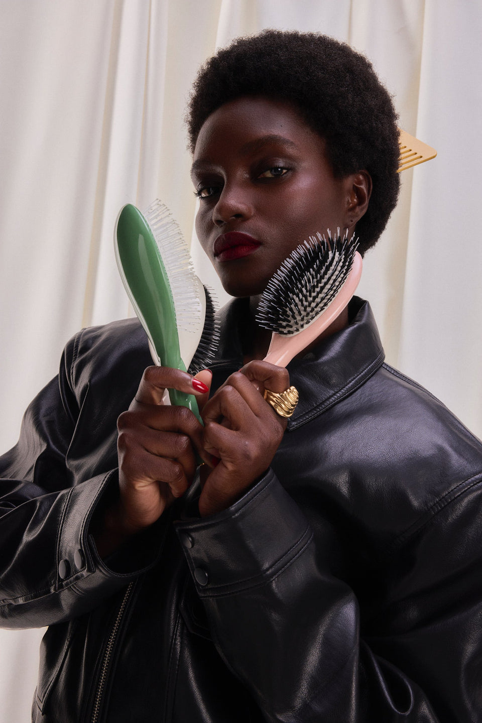 Cheveux bouclés et casse : les erreurs de démêlage à éviter