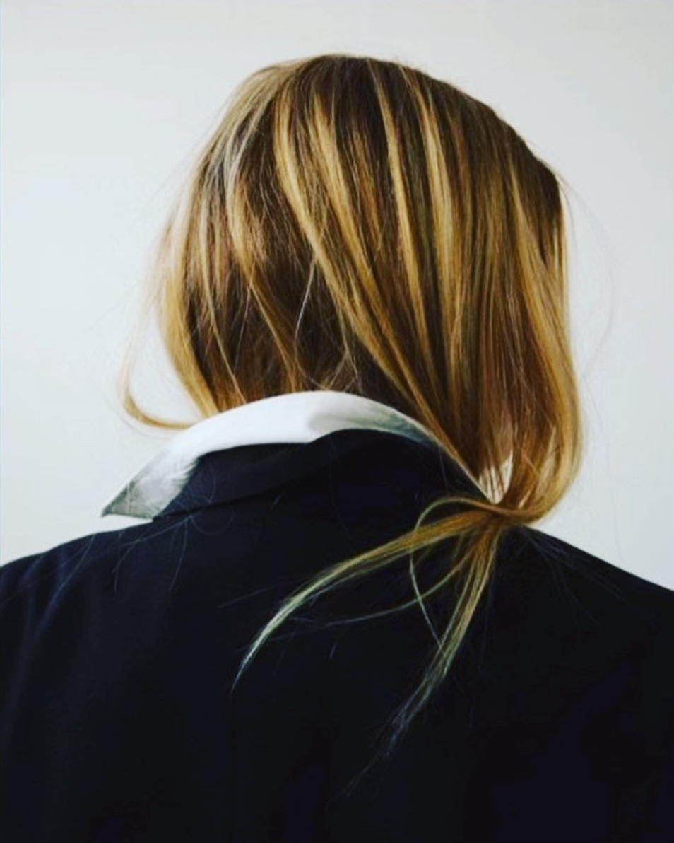 Cheveux plats et ternes blonds