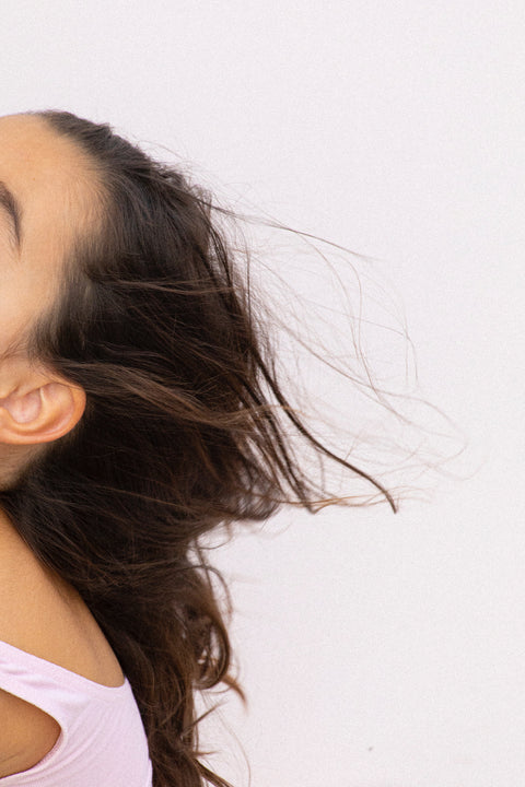 En finir (ou presque) avec l’électricité statique dans les cheveux!