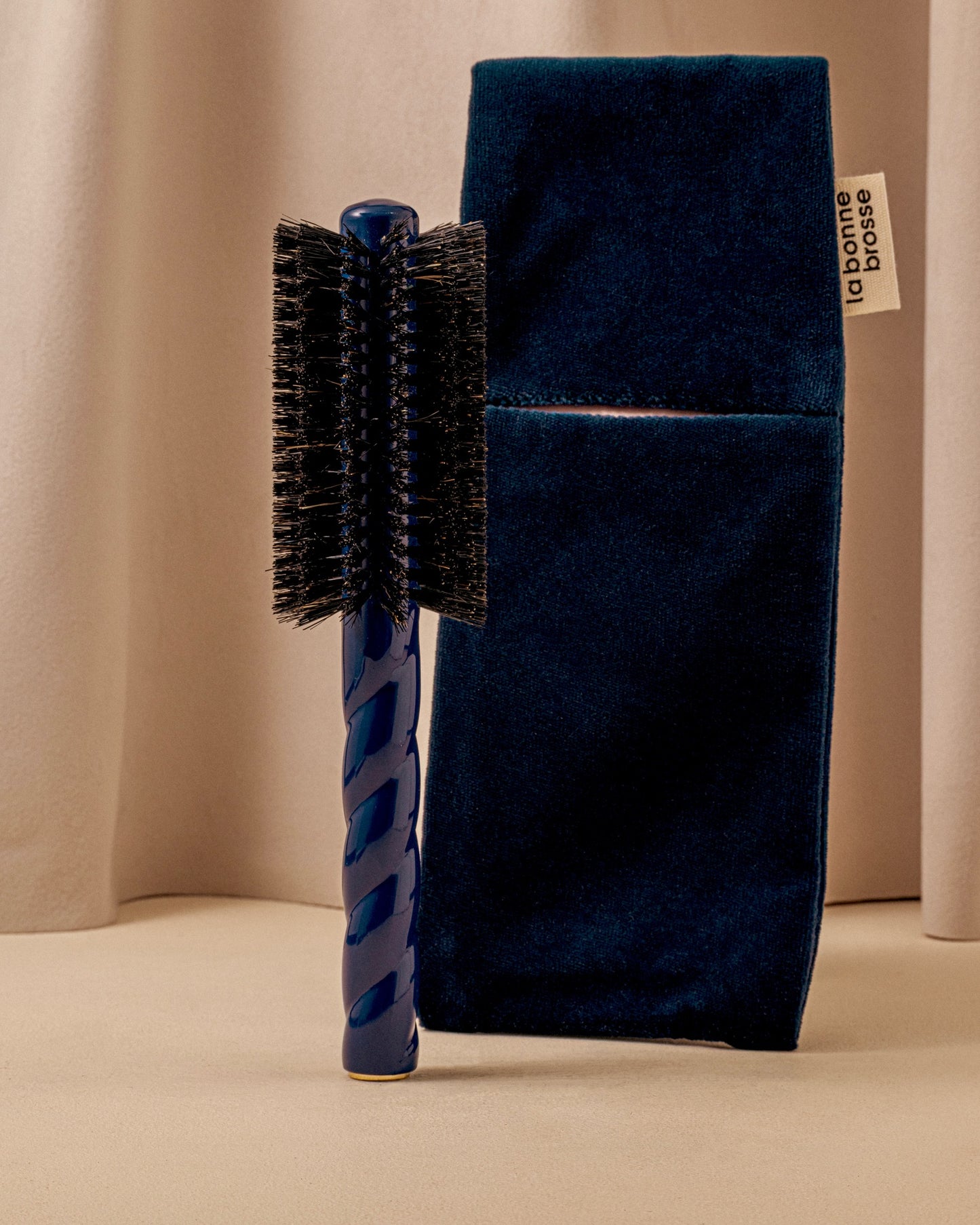 N.08 The Round Brush Length & Movement Blueberry Blue