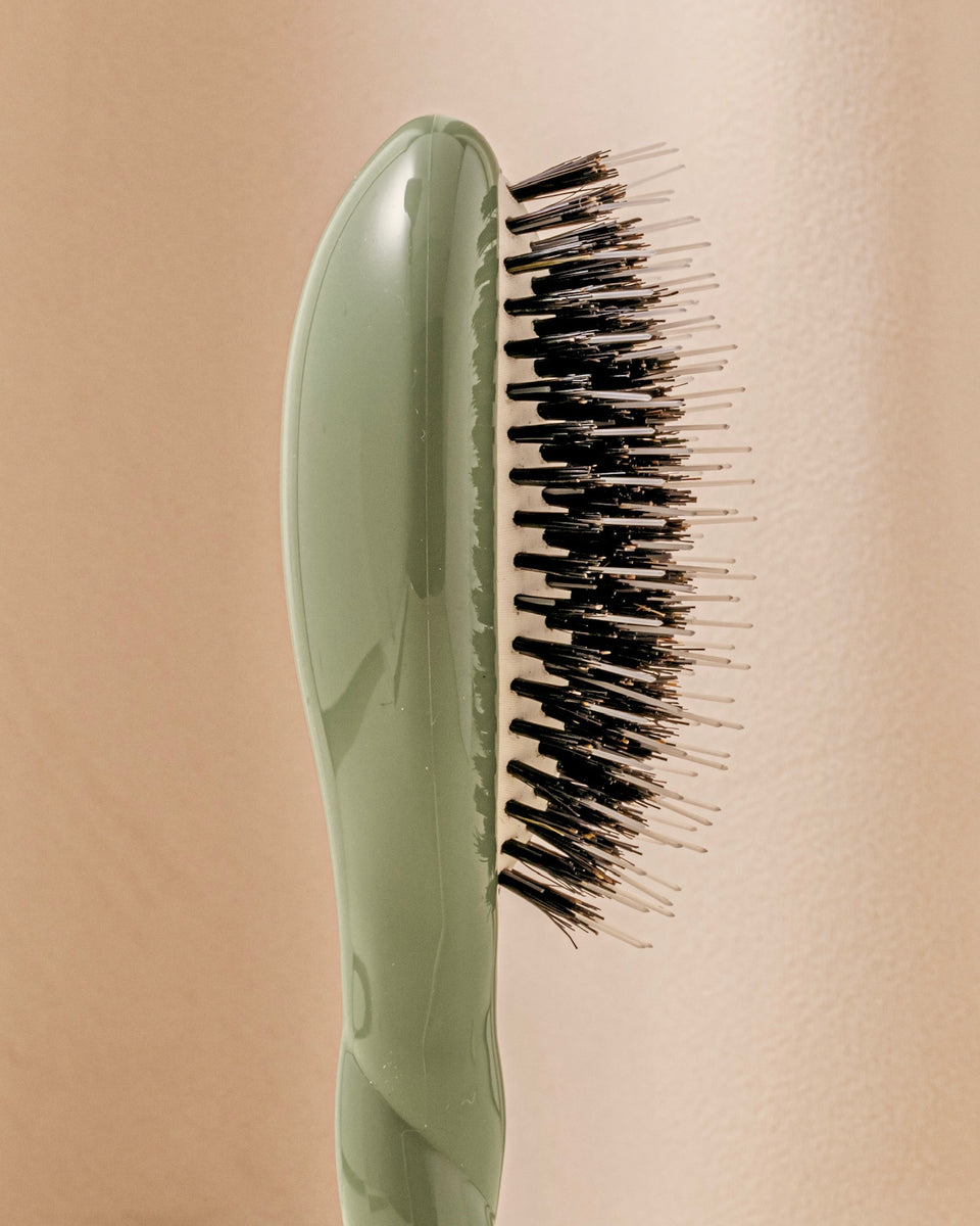 N.02 The Small Care & Detangling HairBrush The Essential Almond Green