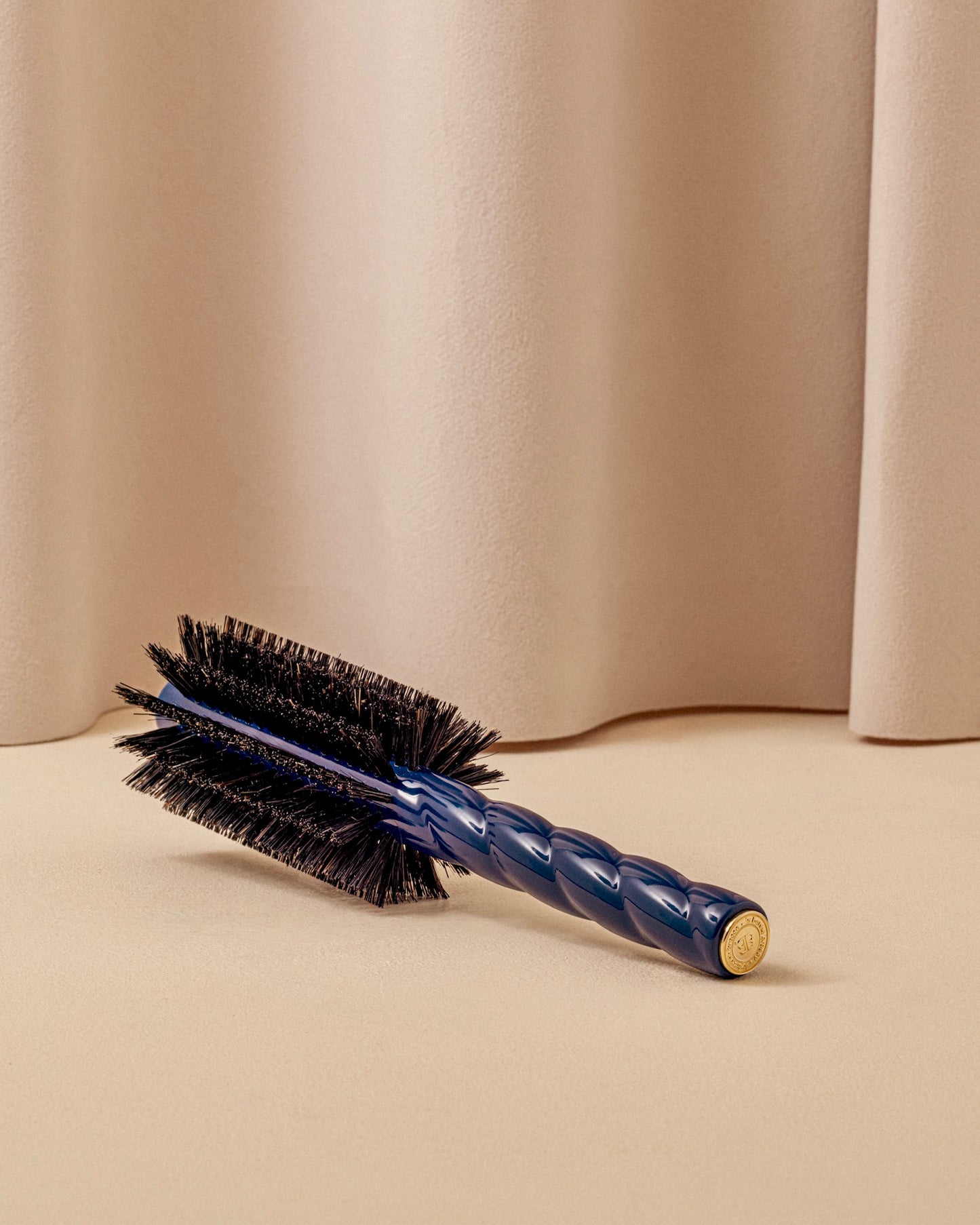 N.08 The Round Brush Length & Movement Blueberry Blue