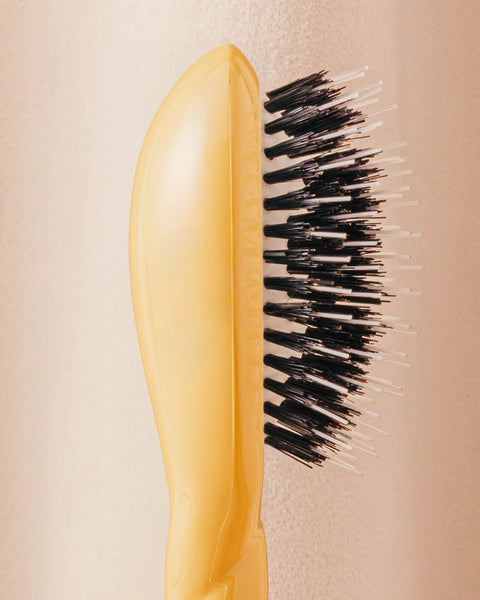 N.02 La Micro Brosse Démêlante & Soin l'Indispensable Jaune Safran - Image 3