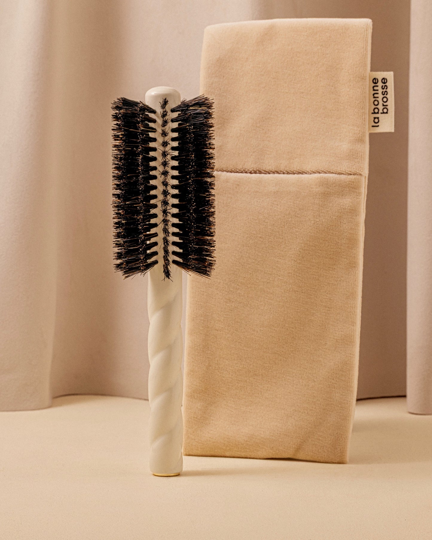 N.08 The Round Brush Length & Movement Creamy White