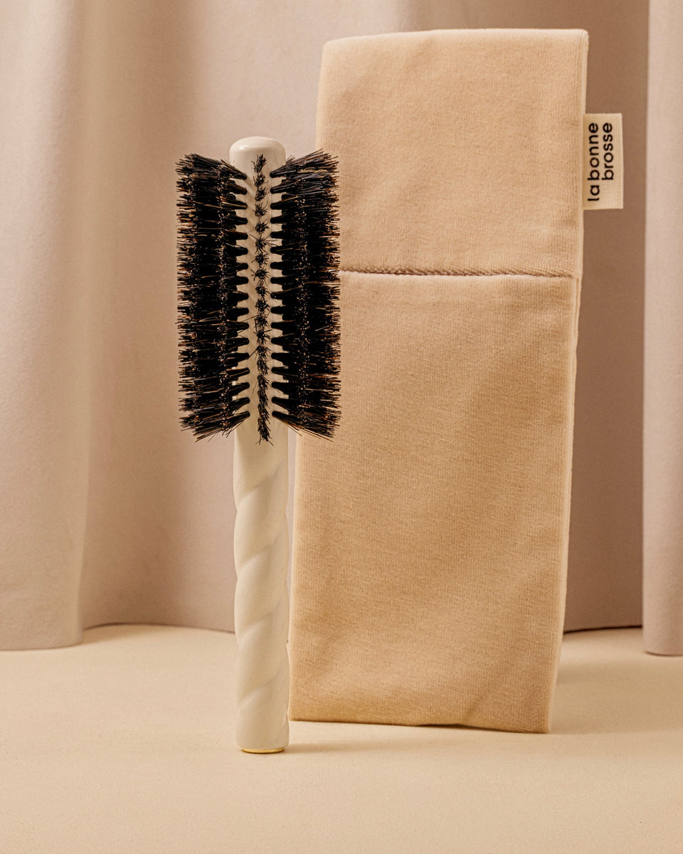 N.08 The Round Blowout Brush Length & Movement Creamy White