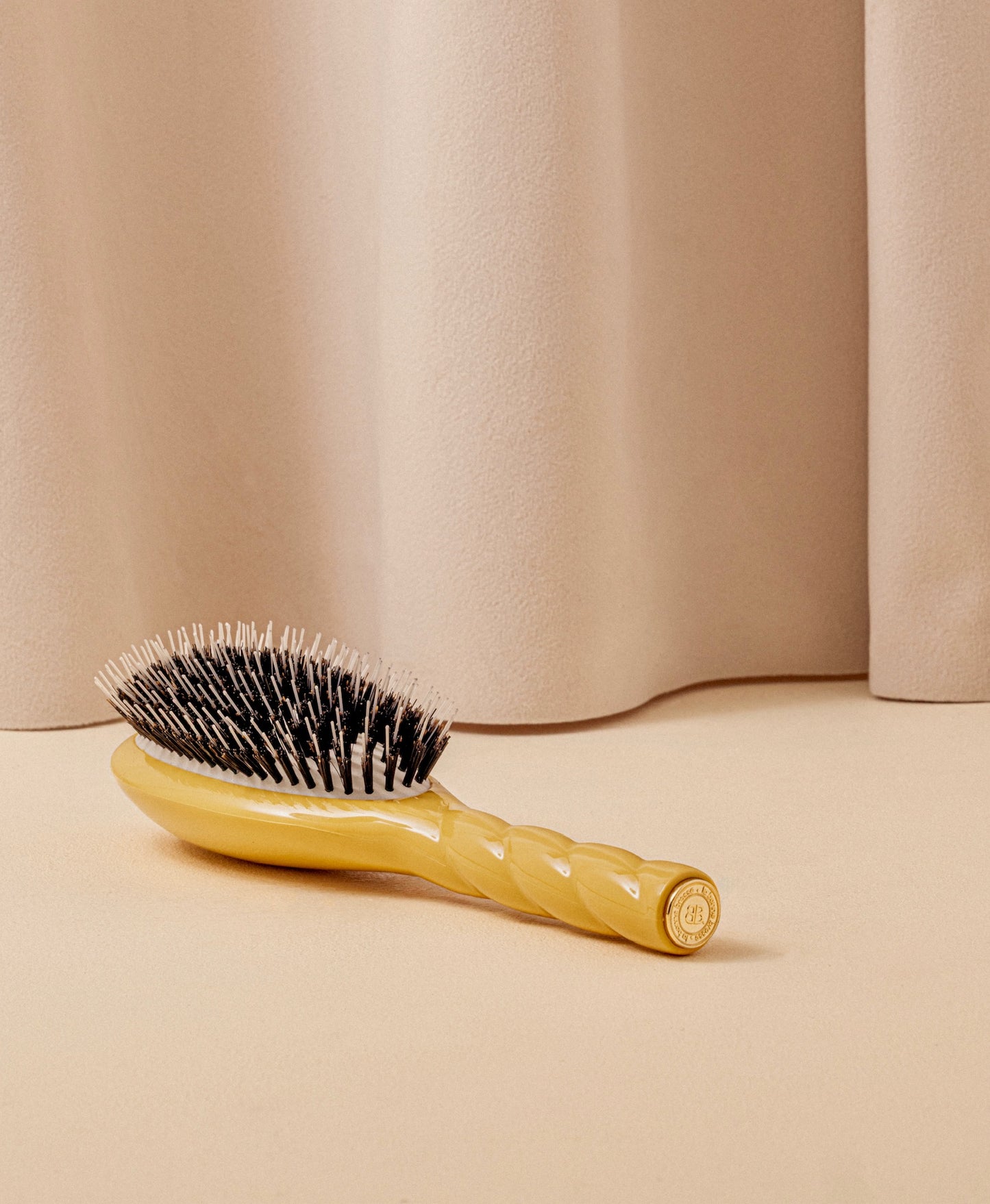 N.02 The Care & Detangling Hair Brush The Essential Saffron Yellow