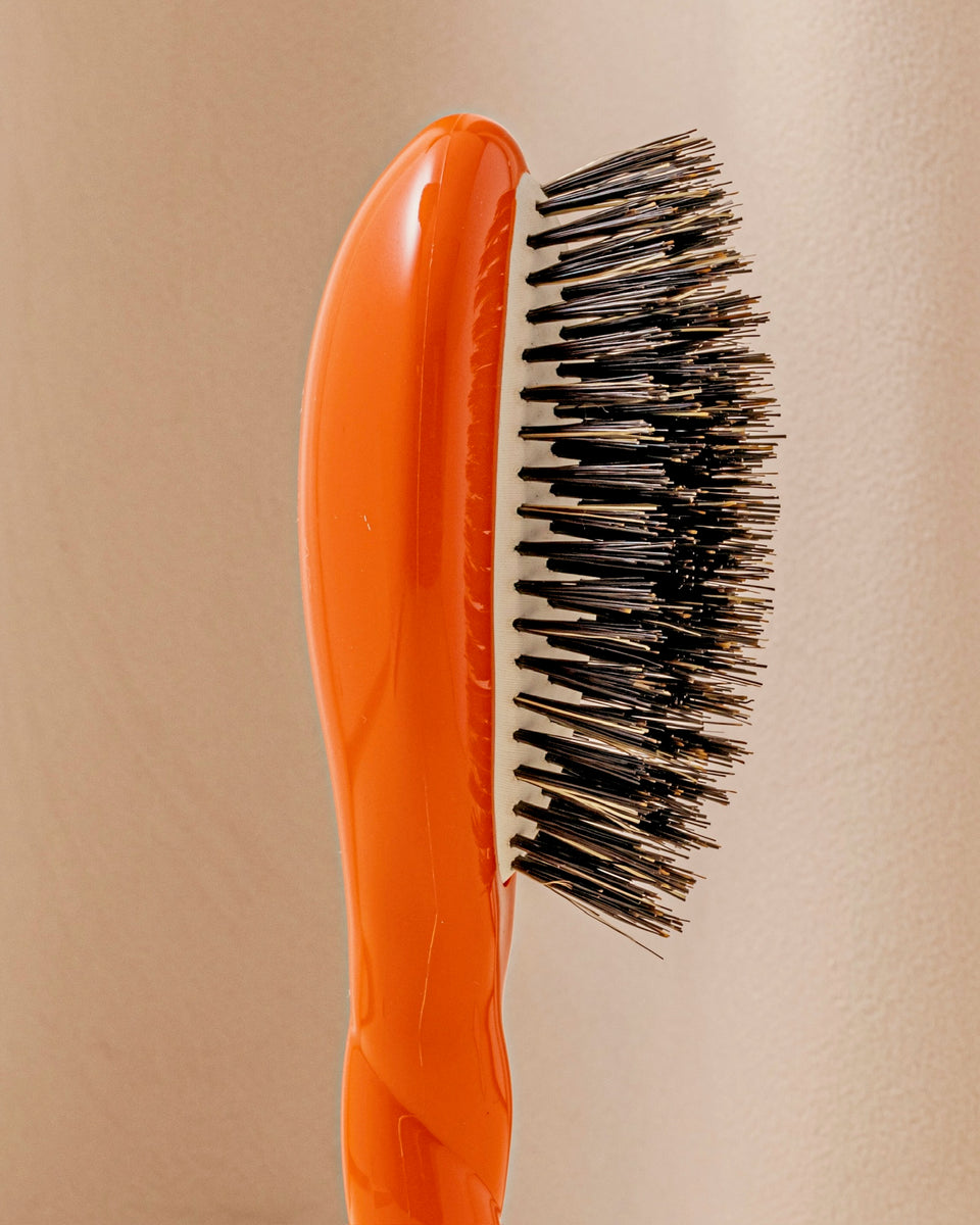 Limited Edition N.01 The Small Shine & Care Brush l'Universelle Orange Seventies