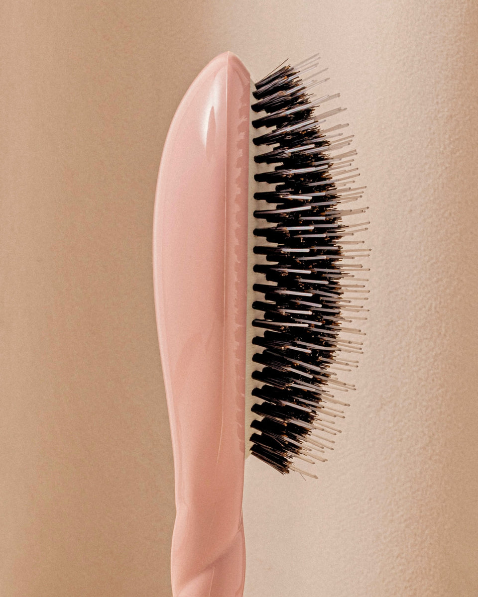 Edizione limitata Ottobre Rosa N.02 La Spazzola Districante e Trattante L’Indispensabile