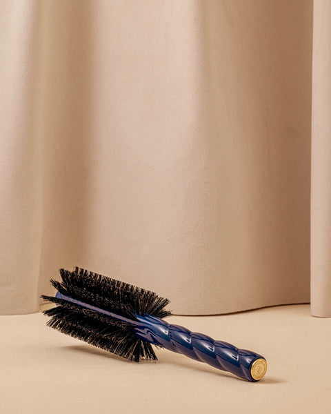 N.08 The Round Blowout Brush Length & Movement Blueberry Blue - Image 3