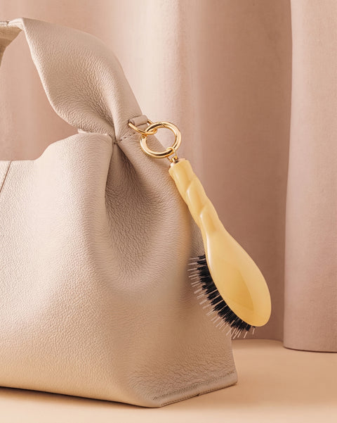 N.02 La Micro Brosse Démêlante & Soin l'Indispensable Jaune Safran - Image 1