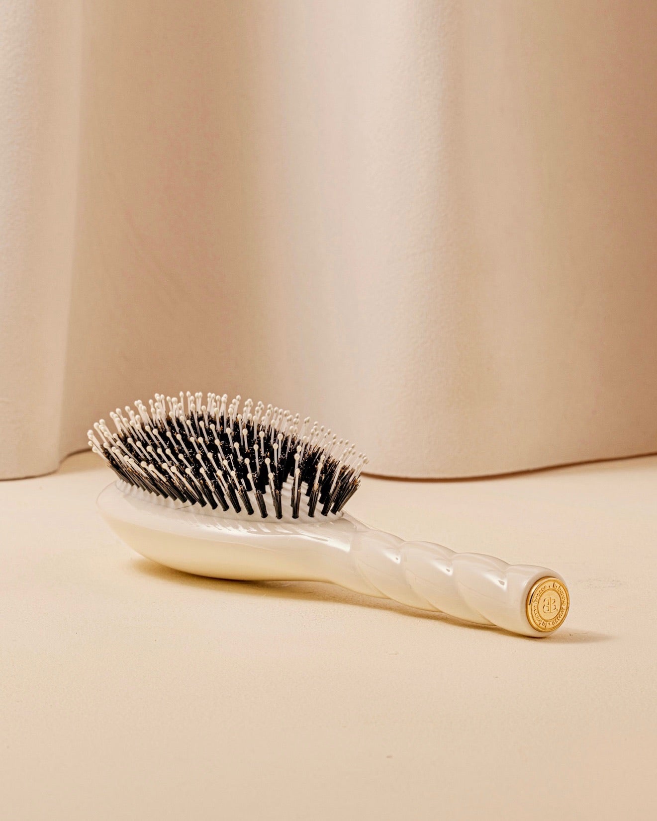 N.03 The Gentle Scalp Care HairBrush The Essential Softness Creamy White