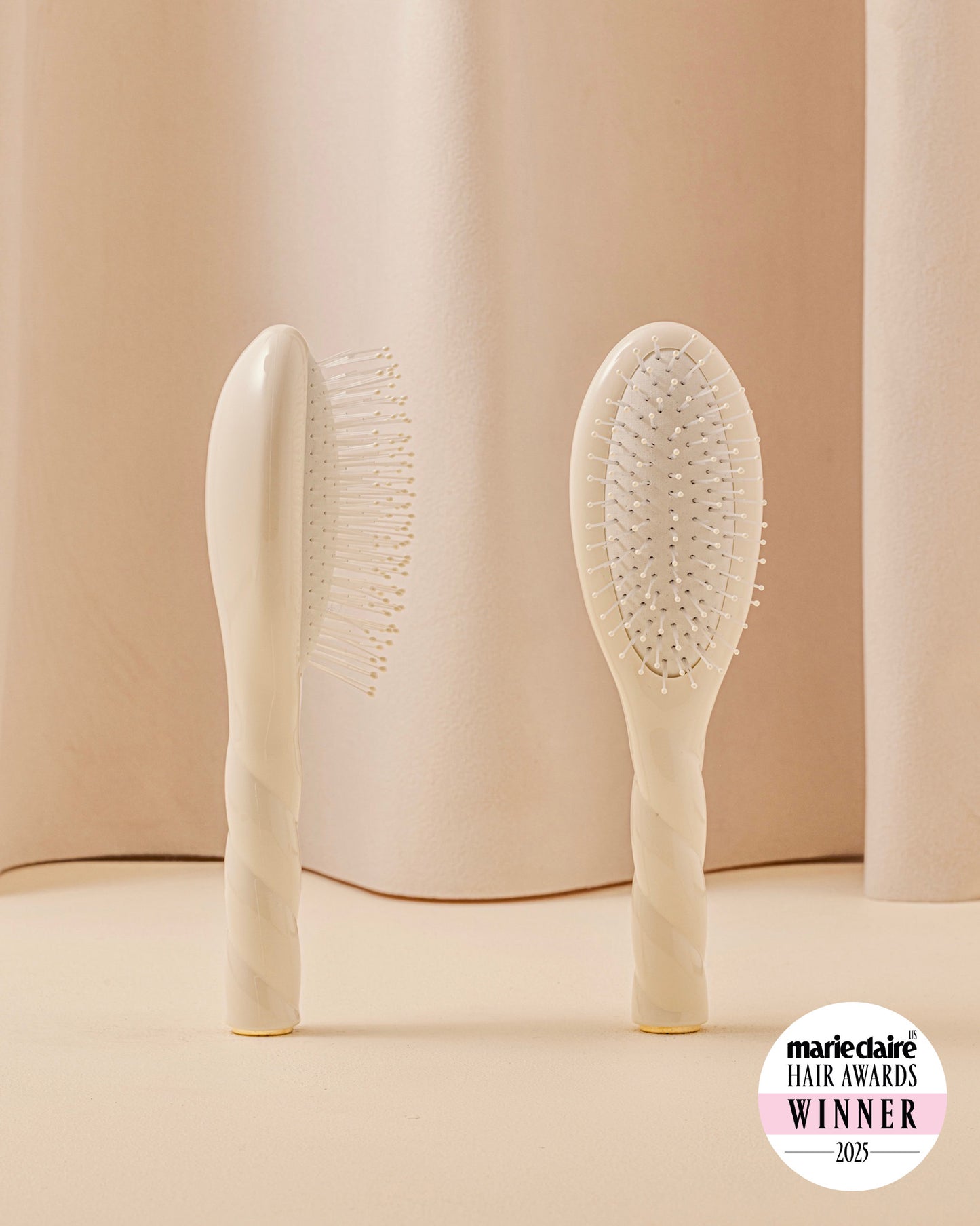 N.04 The Small Massaging Detangling Hair Brush The Miracle Creamy White