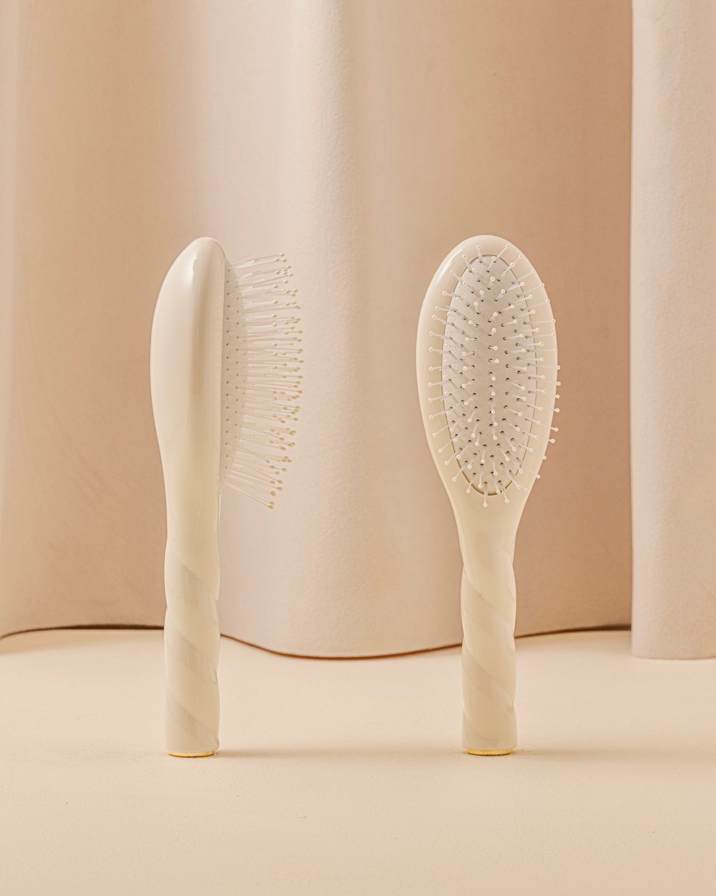 N.04 The Small Massaging Detangling Hair Brush THE MIRACLE Creamy White