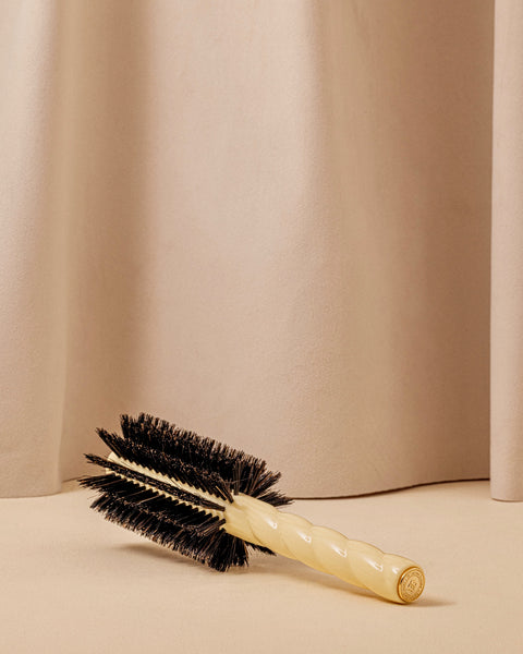 N.08 The Round Blowout Brush Length & Movement Ivory Cair - Image 3