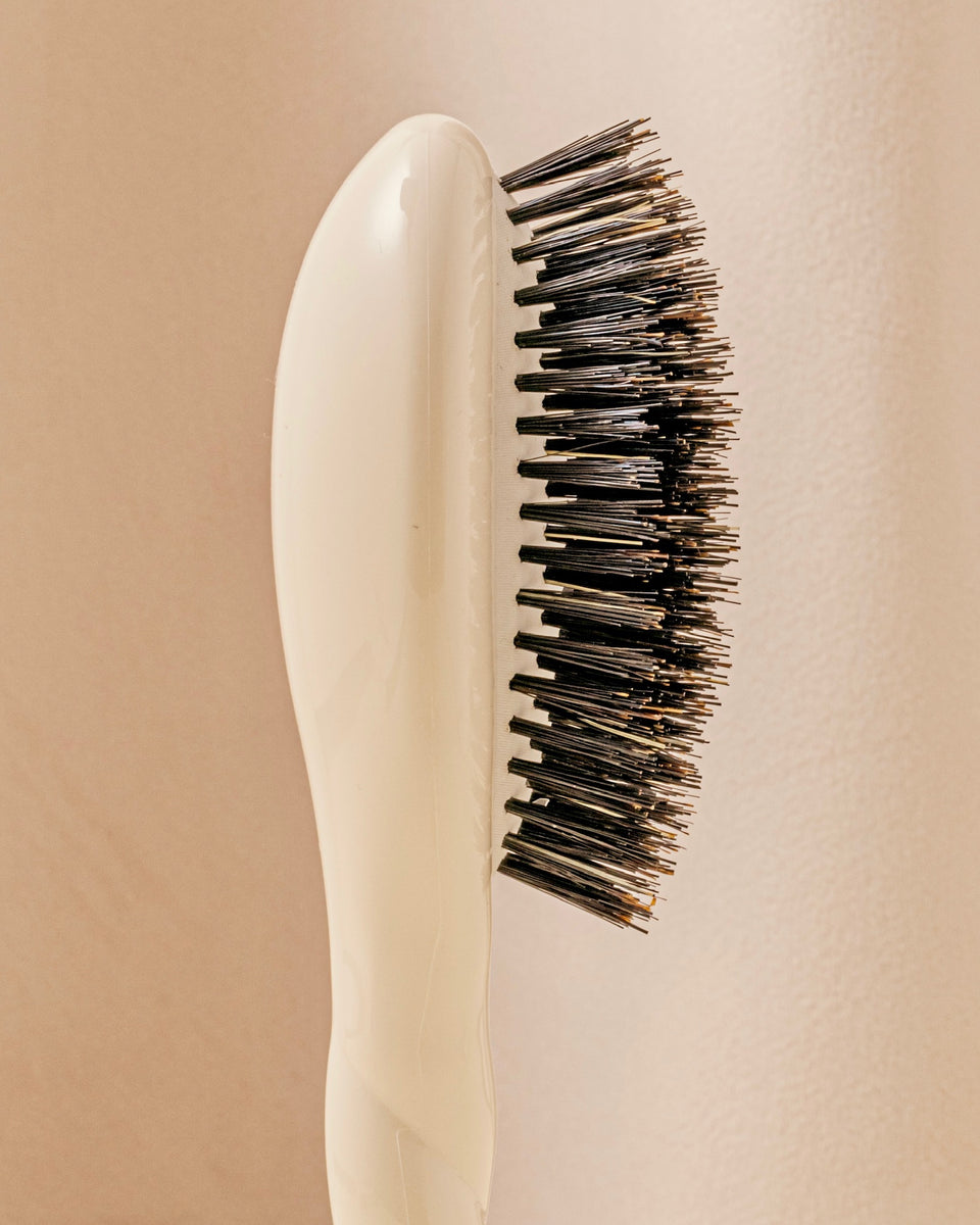 N.01 The Small Shine & Care HairBrush The Universal Creamy white