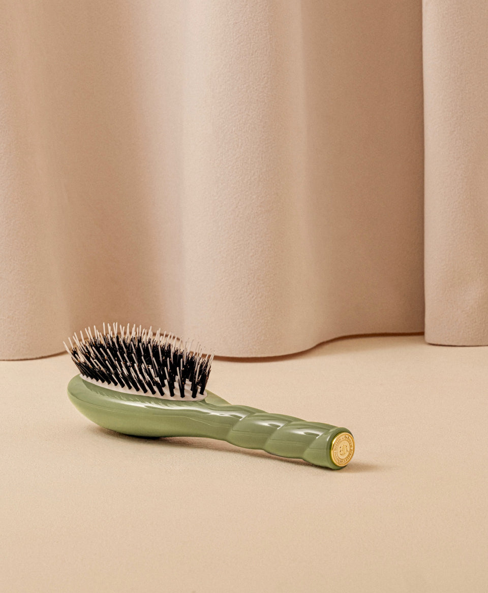 N.02 The Small Care & Detangling HairBrush The Essential Almond Green