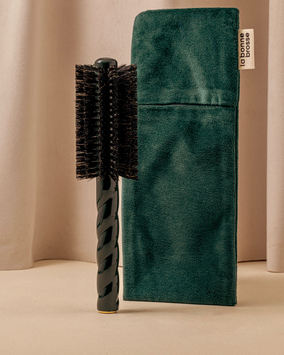 N.08 The Round Blowout Brush Length & Movement Emerald Green