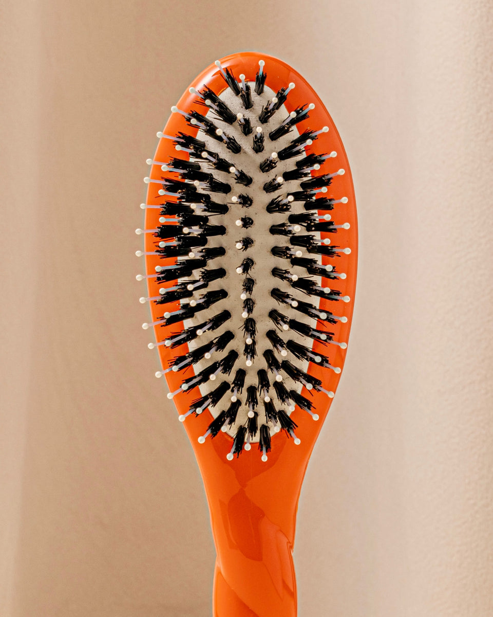 Limited Edition N.03 The Small Sensitive Scalp Brush the Essential Softness Seventies Orange