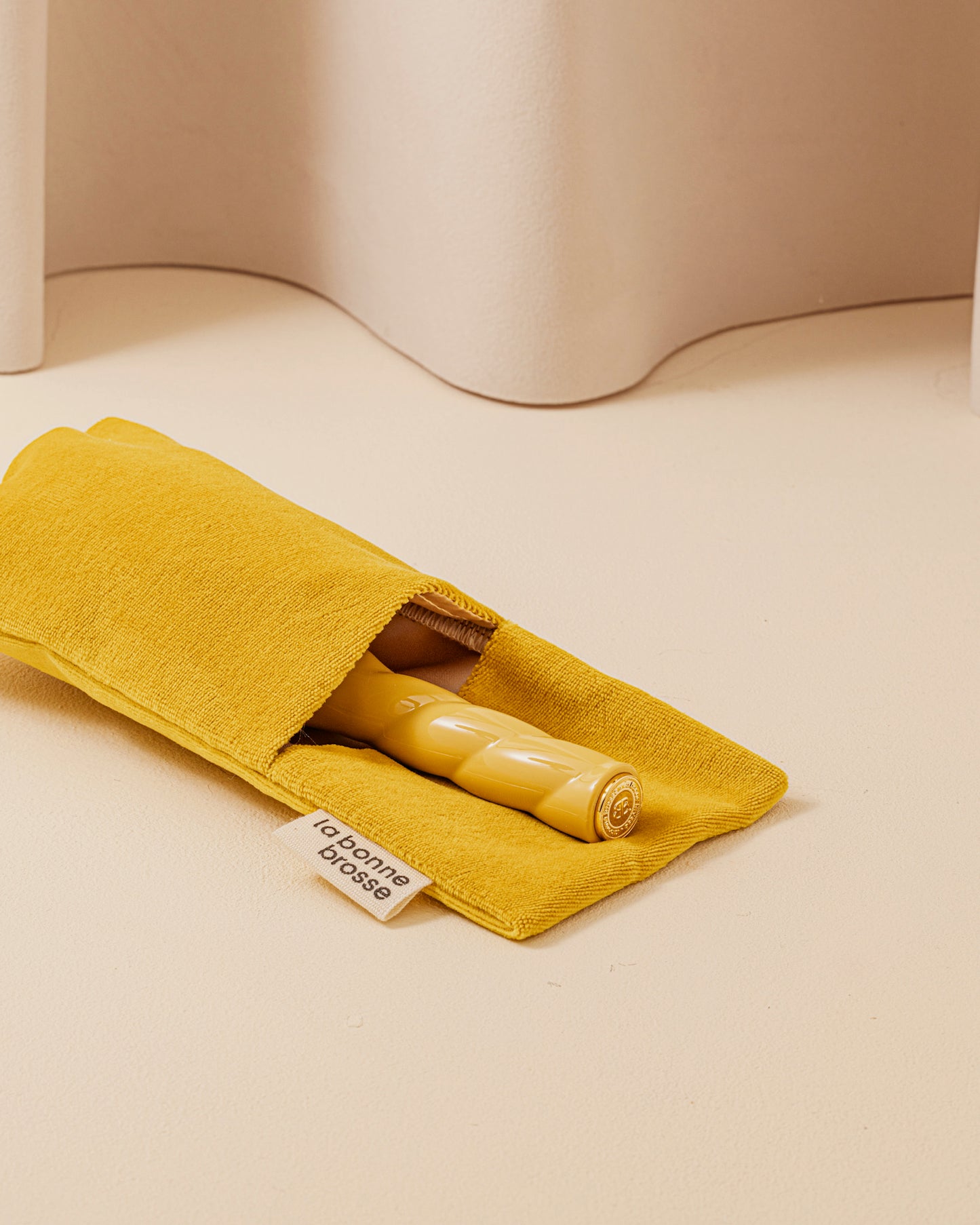 Der safrangelbe Tasche „Little Brush“