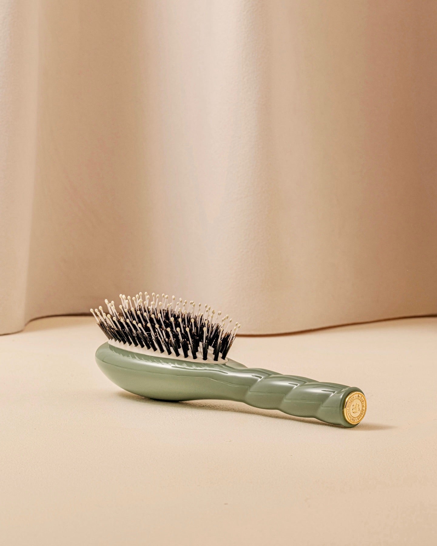 N.03 La Petite Brosse Cuir Chevelu Sensible l'Indispensable Douceur Vert Amande