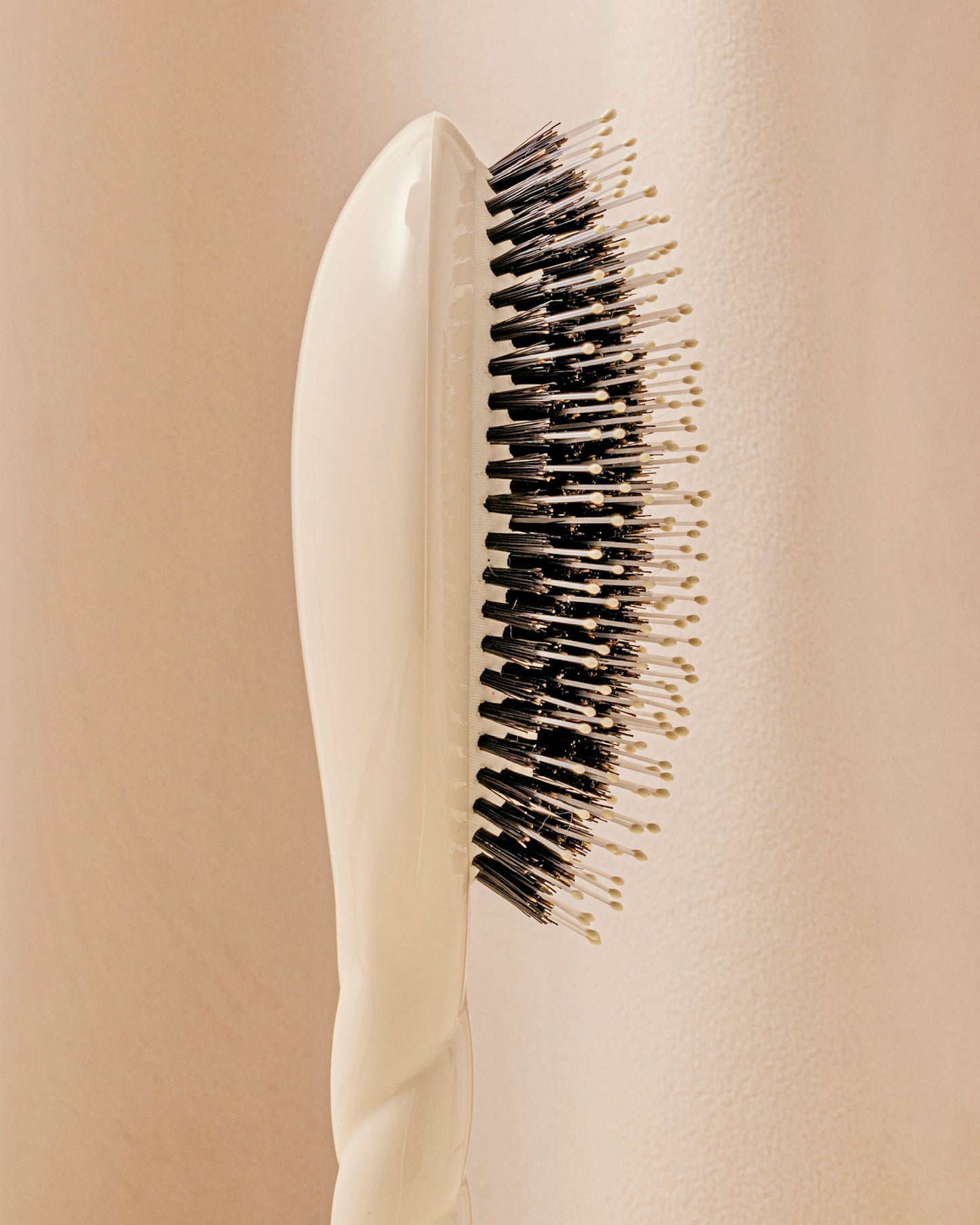 N.03 The Gentle Scalp Care HairBrush The Essential Softness Creamy White