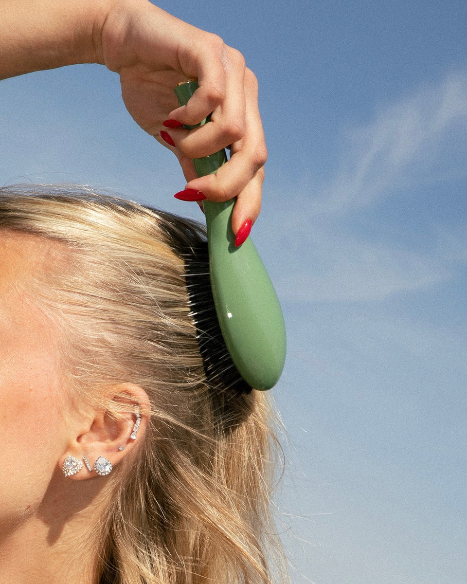 N.02 The Small Care & Detangling HairBrush The Essential Almond Green