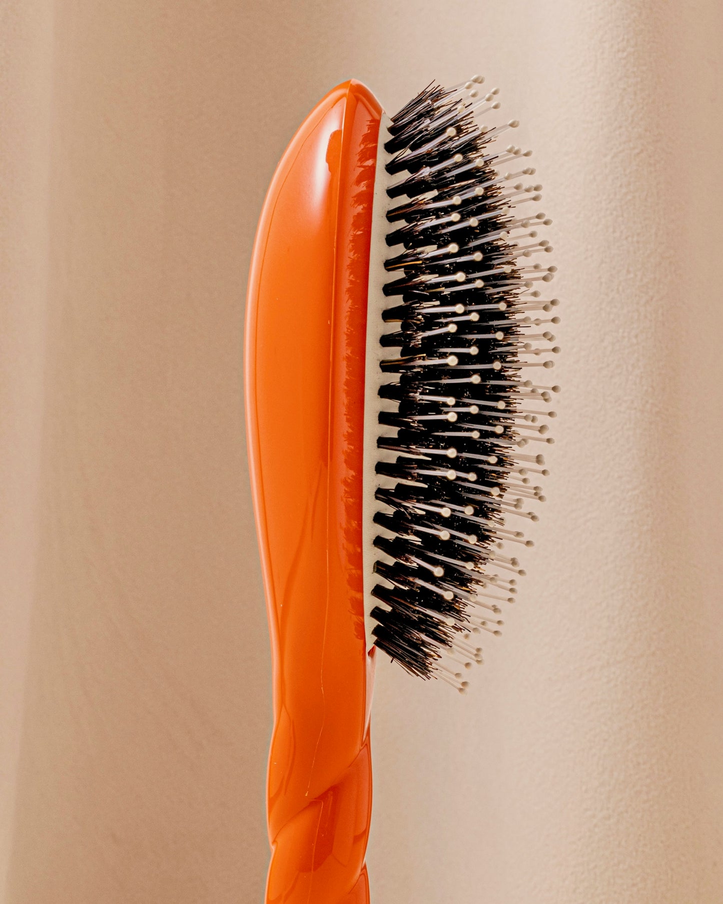 Limited Edition N.03 The Sensitive Scalp Brush the Essential Softness Orange Seventies