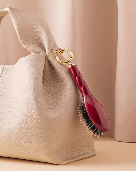 N.03 La Micro Brosse Cuir Chevelu Sensible l'Indispensable Douceur Rouge Cerise - Image 1