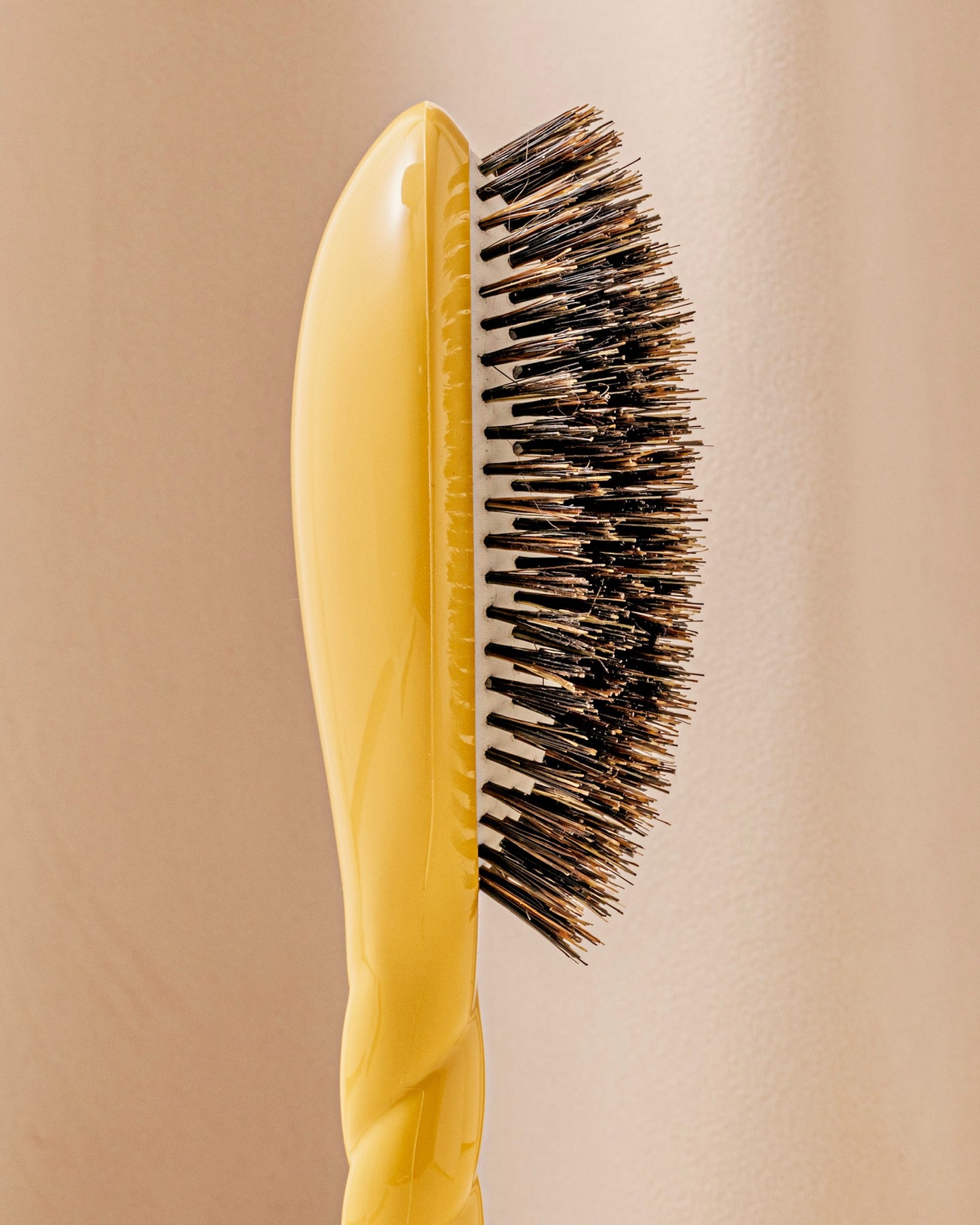 N.01 The Shine & Care Hair Brush THE UNIVERSAL Saffron Yellow