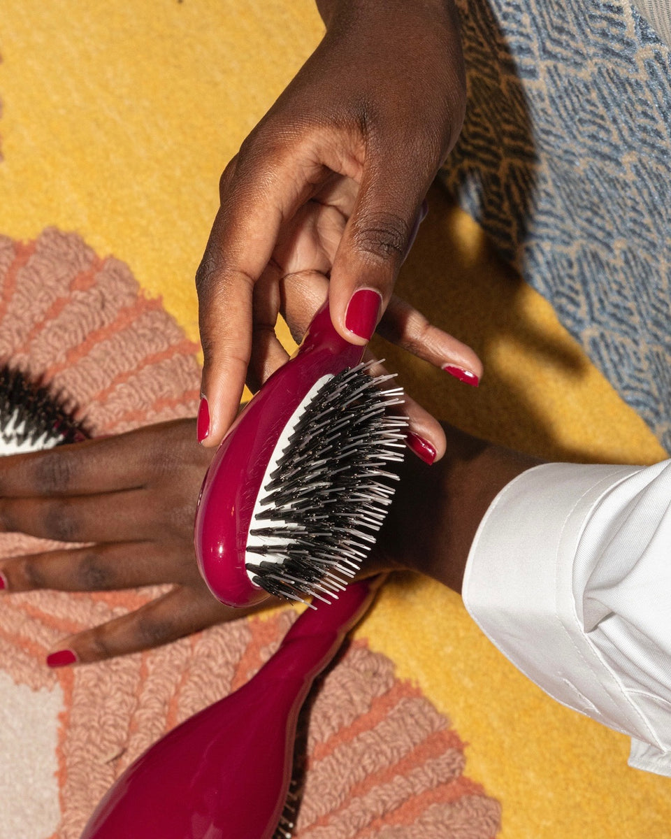 N.02 The Small Care & Detangling HairBrush The Essential Cherry Red