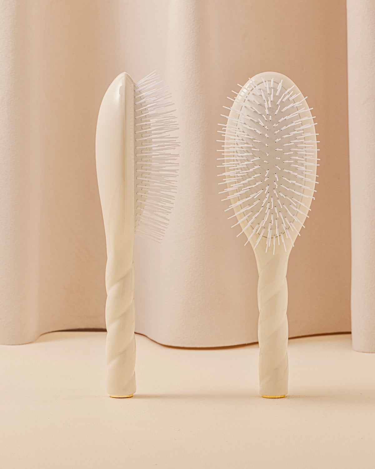 Trio: La Bonne Brosse, its Comb and its Cream White Pouch