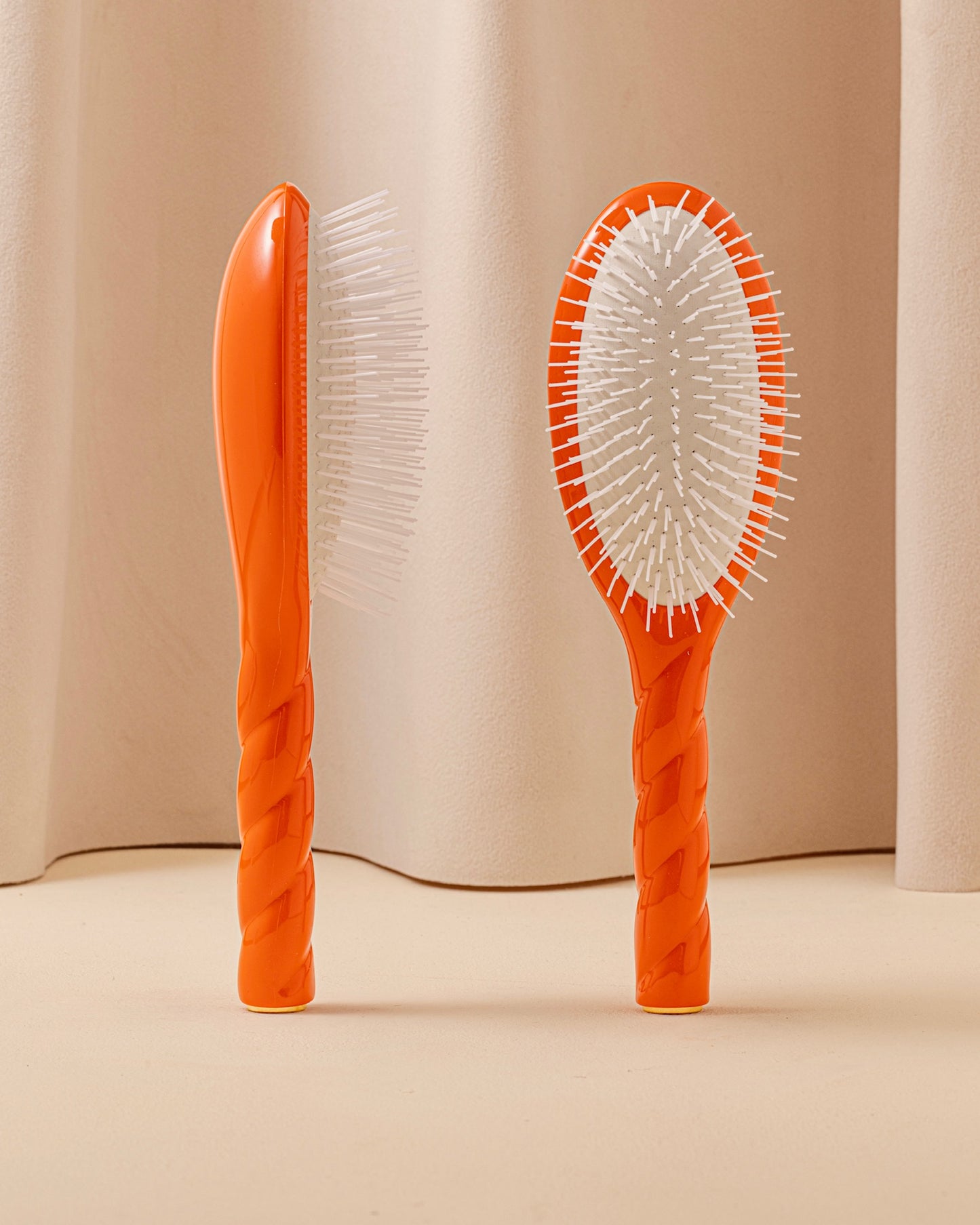 Limited Edition N.07 The Detangling & Stimulating Brush Intense Orange Seventies