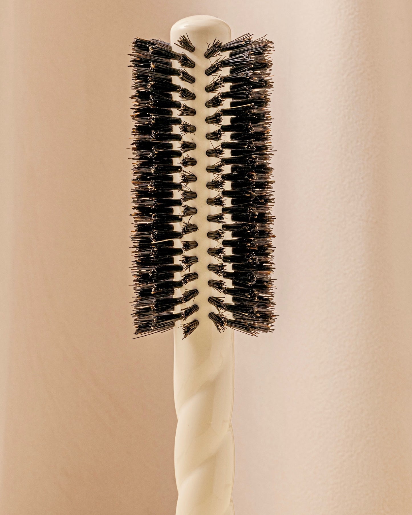 N.05 The Round Blowout HairBrush Volume & Style Creamy White