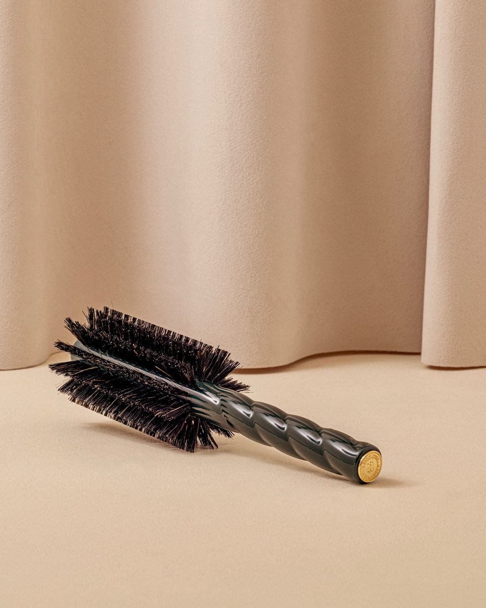 N.08 The Round Blowout Brush Length & Movement Emerald Green