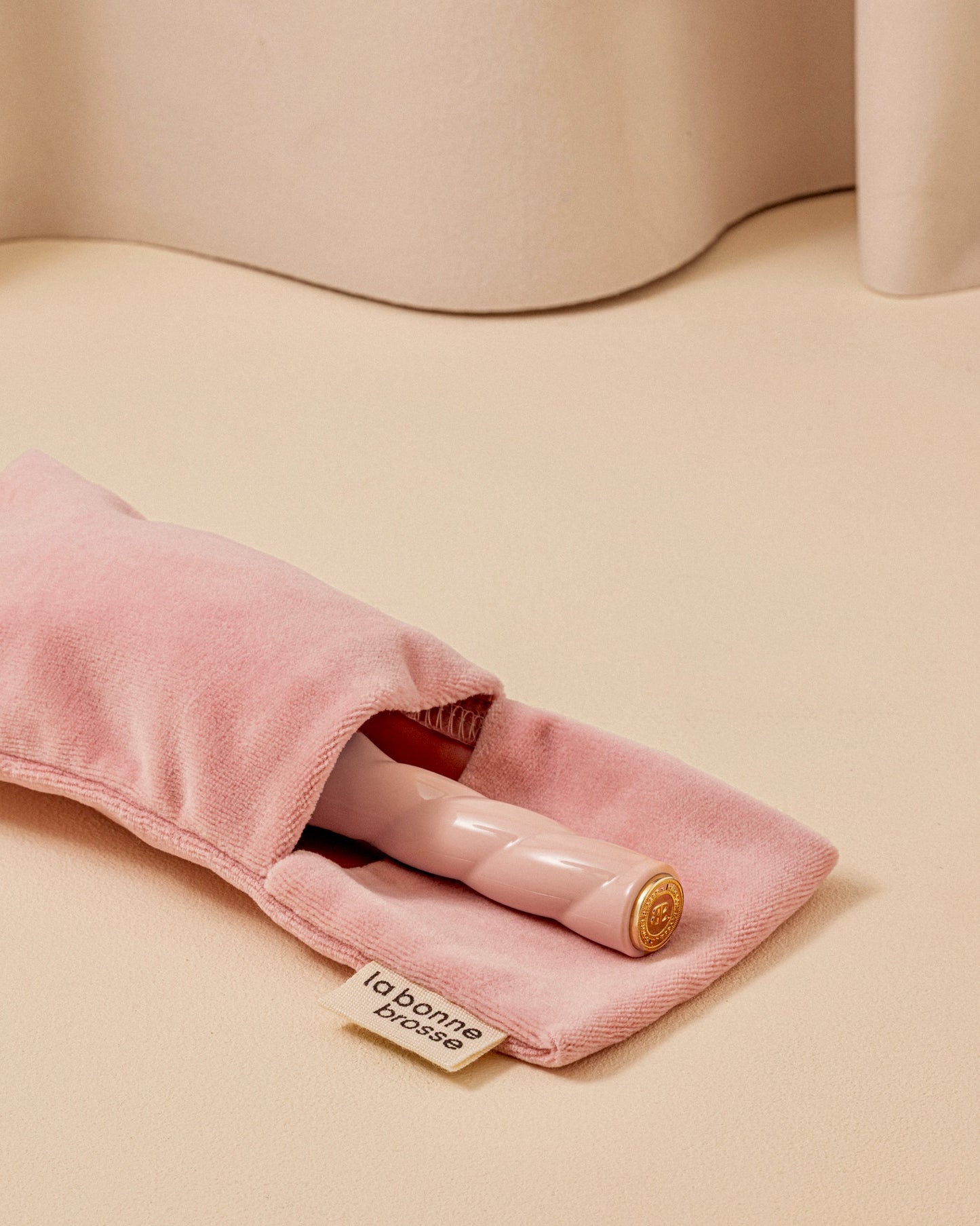 N.04 The Small Detangling & Massaging Brush The Miracle Powder Pink