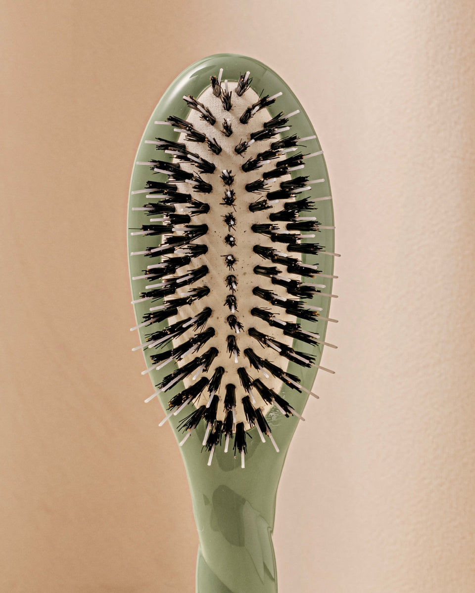 N.02 The Small Care & Detangling HairBrush The Essential Almond Green