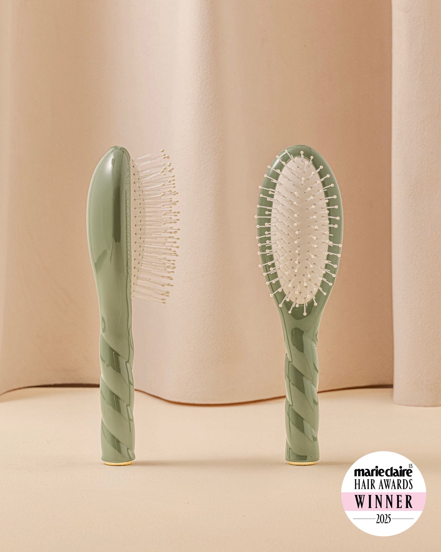 N.04 The Small Massaging Detangling Hair Brush The Miracle Almond Green