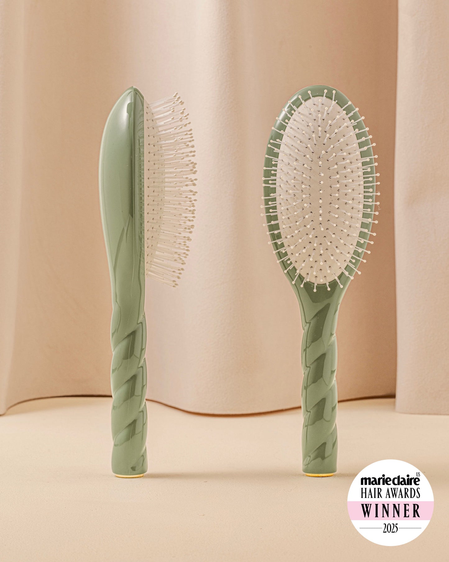 N.04 The Massaging Detangling Hair Brush Almond Green