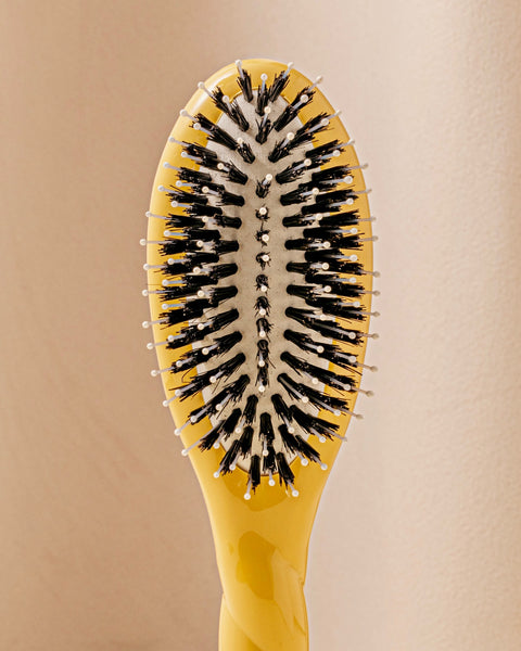 N.03 La Petite Brosse Cuir Chevelu Sensible l'Indispensable Douceur Jaune Safran - Image 3