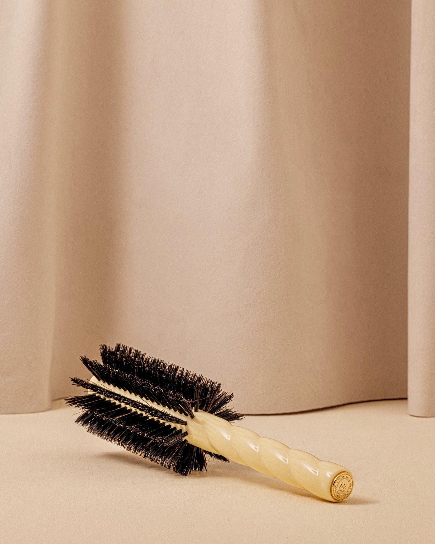 N.08 The Round Brush Length & Movement Ivory Cair