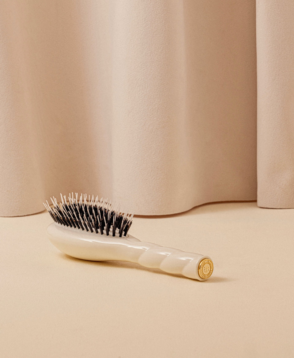 N.02 The Small Care & Detangling HairBrush The Essential Creamy White