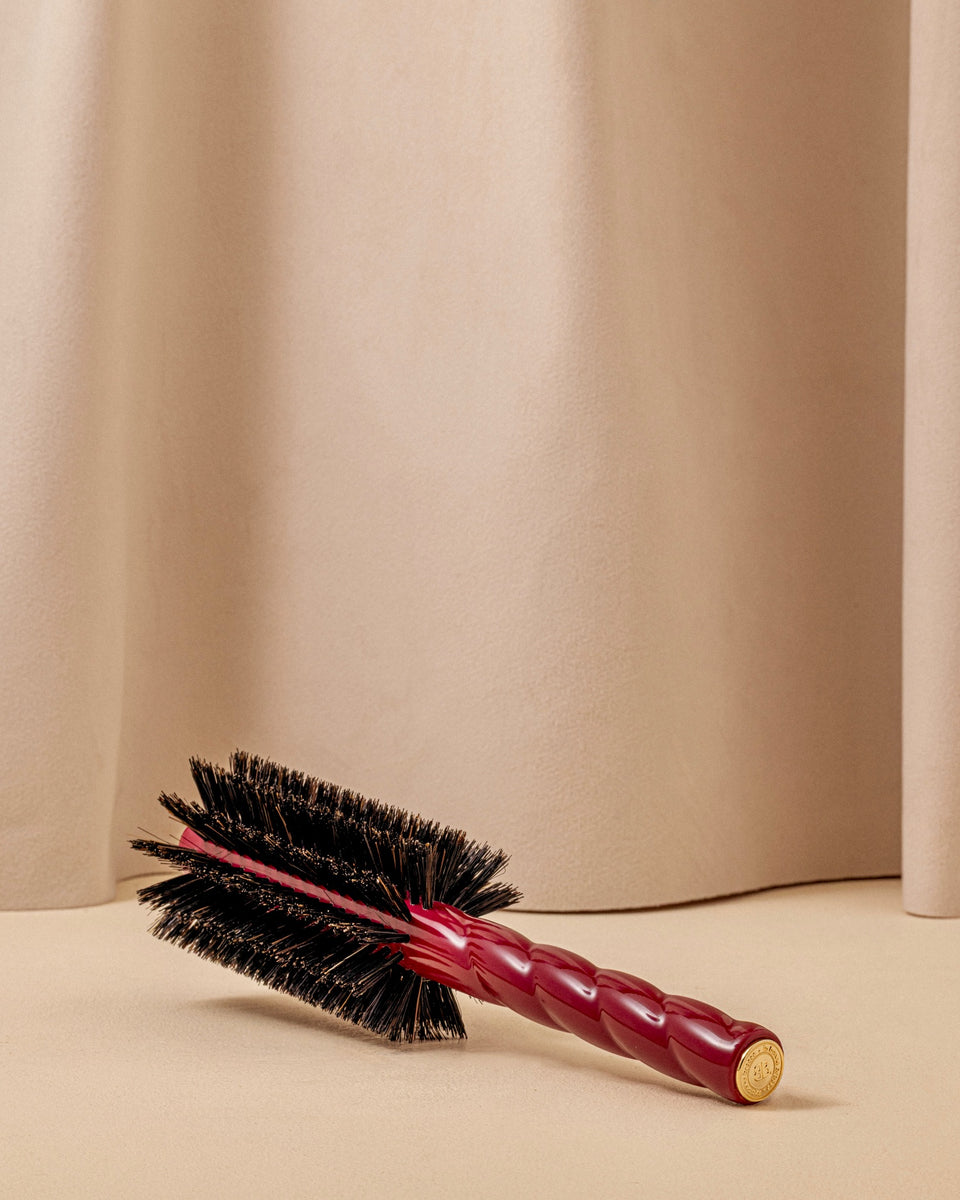 N.08 The Round Blowout Brush Length & Movement Cherry Red