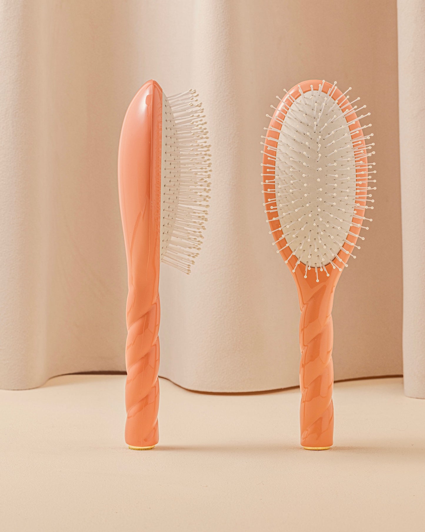 N.04 The Massaging Detangling Hair Brush THE MIRACLE Coral