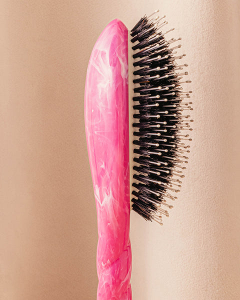 Roseanna x La Bonne Brosse N.03 The Sensitive Scalp Hairbrush The Gentle Essential Pink Tie & Dye - Image 3