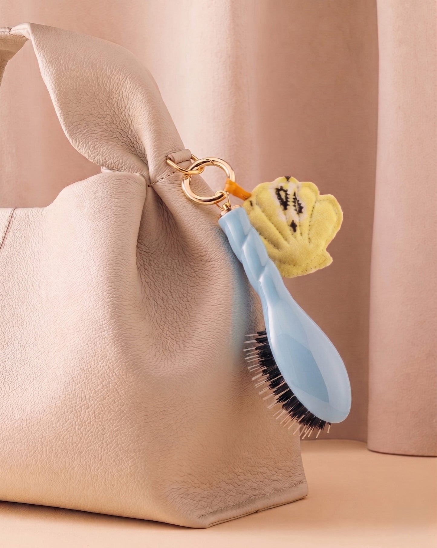 Call It By Your Name x La Bonne Brosse Duo: Mikro Bürste N.02 Himmelblau und ihr Anhänger